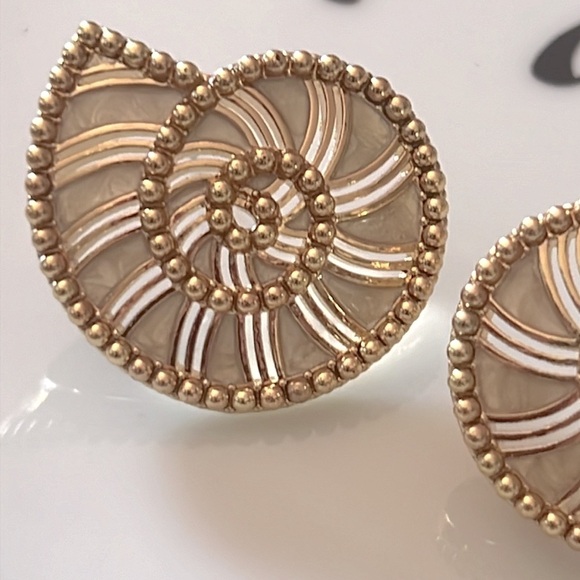 SEASHELL BAUBLEBAR 🐚 GOLD DETAILED EARRINGS - Picture 3 of 8